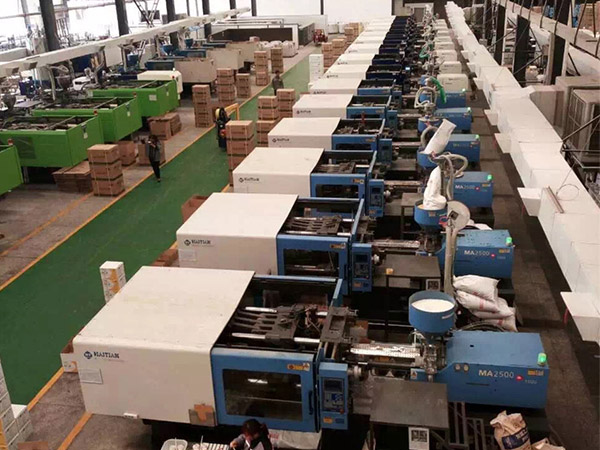 江蘇國有注塑塑膠廠房車間安裝工業(yè)大風(fēng)扇降溫工程案例